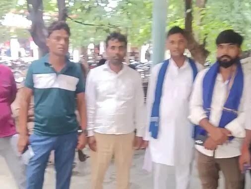 अंबेडकरनगर के आलापुर में एसडीएम को ज्ञापन सौंपते आजाद समाज पार्टी और भीम आर्मी के कार्यकर्ता