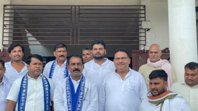 अम्बेडकरनगर के अकबरपुर में बसपा के कैडर कैंप में मौजूद पार्टी पदाधिकारी और कार्यकर्ता