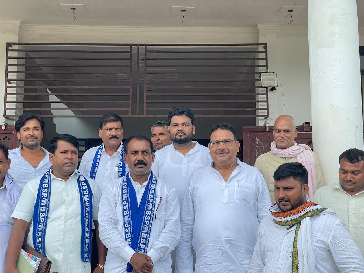 अम्बेडकरनगर के अकबरपुर में बसपा के कैडर कैंप में मौजूद पार्टी पदाधिकारी और कार्यकर्ता
