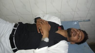 अम्बेडकरनगर सीएमओ कार्यालय परिसर में मानदेय भुगतान की मांग को लेकर धरना देते सामुदायिक स्वास्थ्य अधिकारी