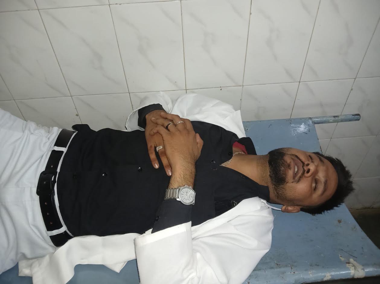 अम्बेडकरनगर सीएमओ कार्यालय परिसर में मानदेय भुगतान की मांग को लेकर धरना देते सामुदायिक स्वास्थ्य अधिकारी