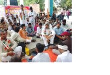 अंबेडकरनगर में FIR के विरोध में कांग्रेस कार्यकर्ताओं का प्रदर्शन