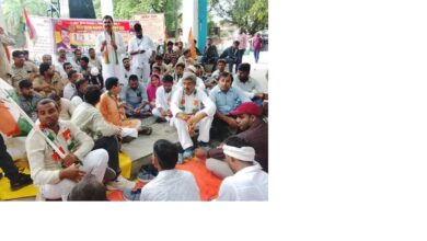 अंबेडकरनगर में FIR के विरोध में कांग्रेस कार्यकर्ताओं का प्रदर्शन