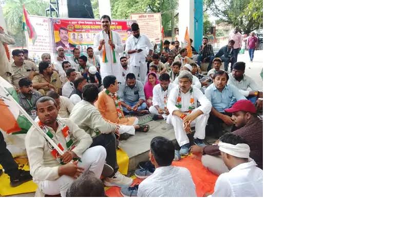 अंबेडकरनगर में FIR के विरोध में कांग्रेस कार्यकर्ताओं का प्रदर्शन