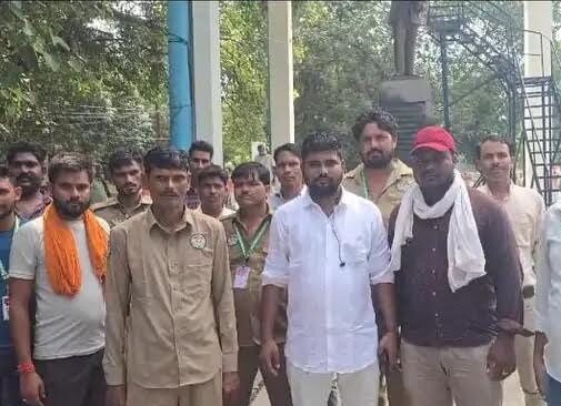 अंबेडकरनगर में चालकों का धरना प्रदर्शन