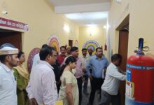 अंबेडकरनगर कलेक्ट्रेट में ईवीएम-वीवीपैट वेयरहाउस का निरीक्षण करतीं जिलाधिकारी ईशा प्रिया और अधिकारी।
