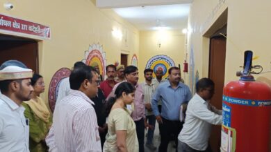 अंबेडकरनगर कलेक्ट्रेट में ईवीएम-वीवीपैट वेयरहाउस का निरीक्षण करतीं जिलाधिकारी ईशा प्रिया और अधिकारी।