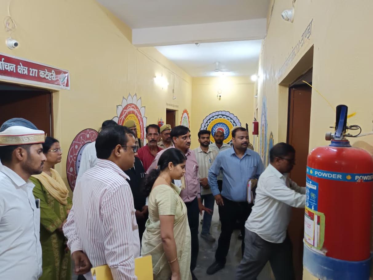 अंबेडकरनगर कलेक्ट्रेट में ईवीएम-वीवीपैट वेयरहाउस का निरीक्षण करतीं जिलाधिकारी ईशा प्रिया और अधिकारी।