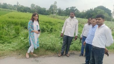 अंबेडकरनगर में बारिश से प्रभावित फसलों का निरीक्षण करते अधिकारी