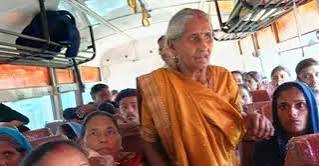 अंबेडकरनगर में बुजुर्ग महिलाओं की मुफ्त रोडवेज यात्रा