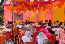 अंबेडकरनगर के महमदपुर चपरा में ग्राम चौपाल के दौरान ग्रामीणों की समस्याएं सुनते विधायक और अधिकारी।