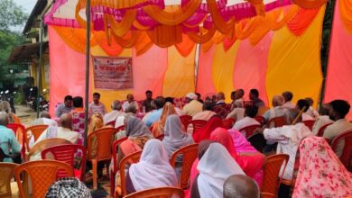 अंबेडकरनगर के महमदपुर चपरा में ग्राम चौपाल के दौरान ग्रामीणों की समस्याएं सुनते विधायक और अधिकारी।