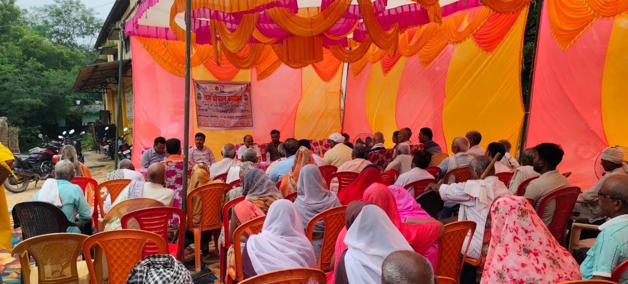 अंबेडकरनगर के महमदपुर चपरा में ग्राम चौपाल के दौरान ग्रामीणों की समस्याएं सुनते विधायक और अधिकारी।