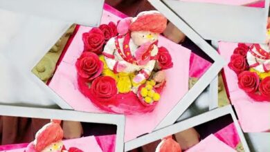 कस्तूरबा गांधी बालिका विद्यालय में गणेश चतुर्थी पर मिट्टी से गणेश प्रतिमा बनाती छात्राएं