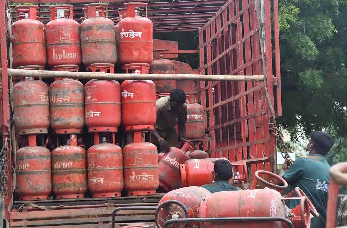 अंबेडकरनगर में LPG सिलिंडर और ई-केवाईसी प्रक्रिया से संबंधित प्रतीकात्मक तस्वीर।