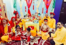 अंबेडकरनगर के मानस नगर में जन्माष्टमी पर राधा-कृष्ण का रूप धारण किए बच्चे