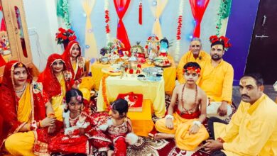अंबेडकरनगर के मानस नगर में जन्माष्टमी पर राधा-कृष्ण का रूप धारण किए बच्चे