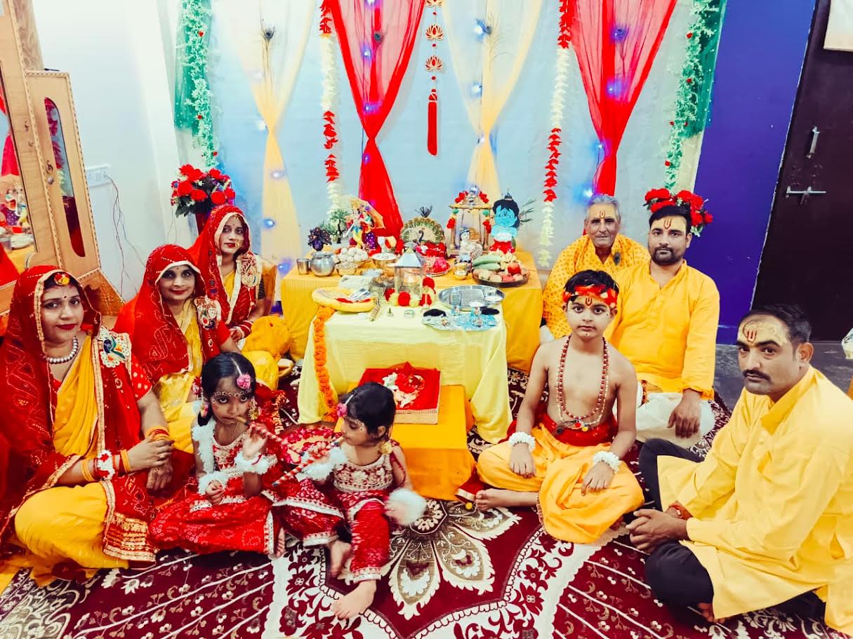 अंबेडकरनगर के मानस नगर में जन्माष्टमी पर राधा-कृष्ण का रूप धारण किए बच्चे