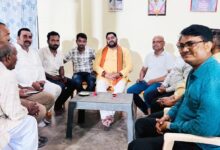 अंबेडकरनगर के बूथ पर प्रधानमंत्री नरेंद्र मोदी की मन की बात सुनते भाजपा कार्यकर्ता।