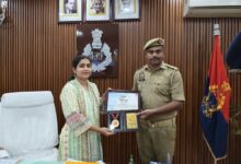 अंबेडकरनगर में मेटा अलर्ट पर त्वरित कार्रवाई करने वाले कांस्टेबल प्रिंस पांडेय को सम्मानित करतीं एसपी प्राची सिंह।