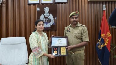 अंबेडकरनगर में मेटा अलर्ट पर त्वरित कार्रवाई करने वाले कांस्टेबल प्रिंस पांडेय को सम्मानित करतीं एसपी प्राची सिंह।