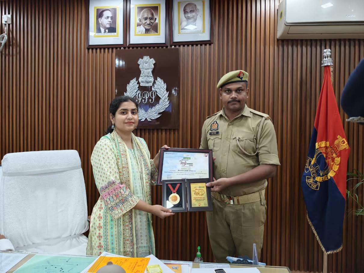 अंबेडकरनगर में मेटा अलर्ट पर त्वरित कार्रवाई करने वाले कांस्टेबल प्रिंस पांडेय को सम्मानित करतीं एसपी प्राची सिंह।