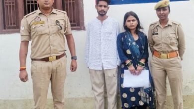 अहिरौली मिशन शक्ति केंद्र में पारिवारिक विवाद की काउंसिलिंग करते पुलिसकर्मी
