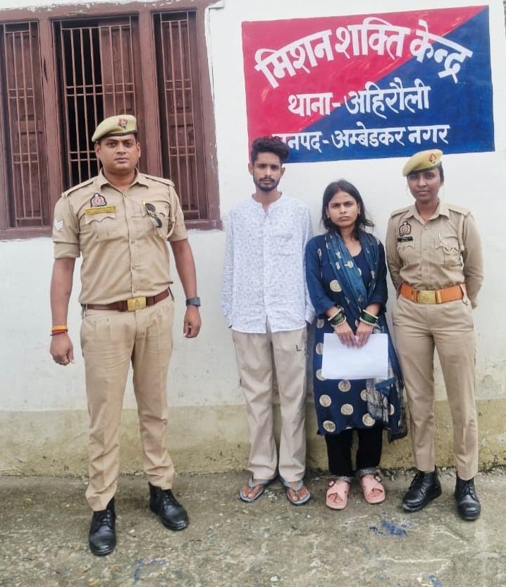 अहिरौली मिशन शक्ति केंद्र में पारिवारिक विवाद की काउंसिलिंग करते पुलिसकर्मी