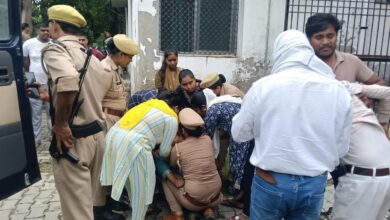 अम्बेडकरनगर में पुलिस लाइन के सिपाही संदीप कुमार के शव मिलने के बाद मौके पर पहुंची पुलिस