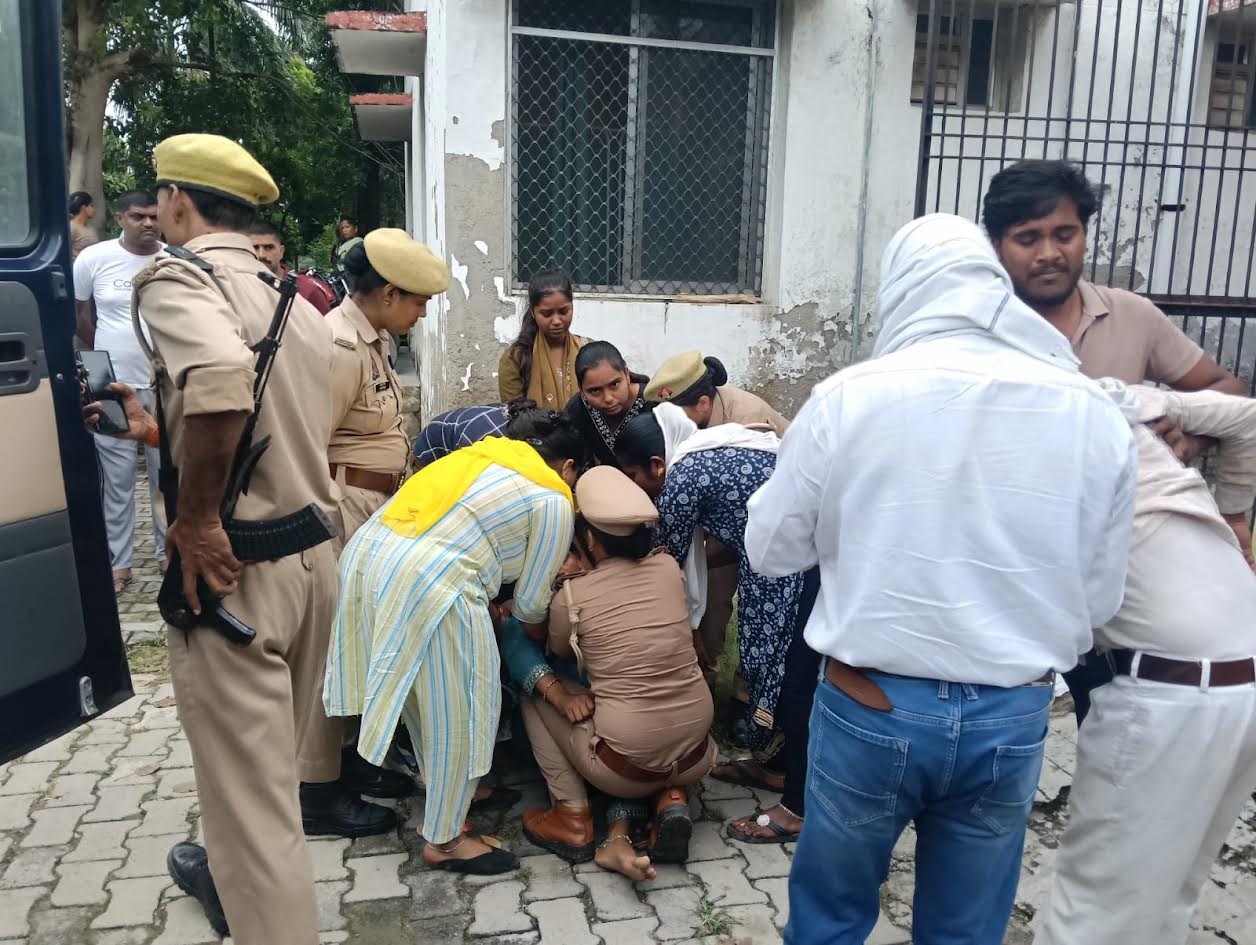 अम्बेडकरनगर में पुलिस लाइन के सिपाही संदीप कुमार के शव मिलने के बाद मौके पर पहुंची पुलिस