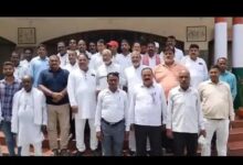 अंबेडकरनगर में मांगों को लेकर प्रदर्शन करते ग्राम प्रधान