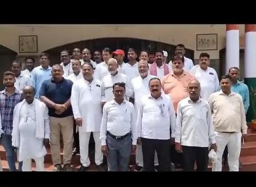 अंबेडकरनगर में मांगों को लेकर प्रदर्शन करते ग्राम प्रधान