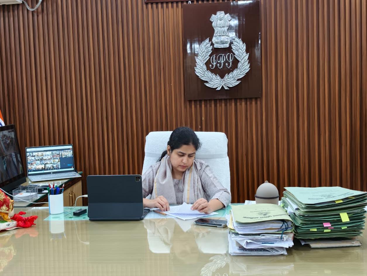 अंबेडकरनगर पुलिस कार्यालय में एसपी प्राची सिंह की जनसुनवाई