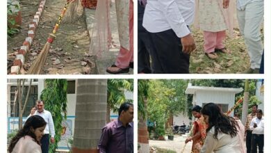 अम्बेडकरनगर BSA कार्यालय में स्वच्छता अभियान के दौरान सफाई करतीं डॉ. पूनम मिश्रा