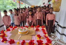 अंबेडकरनगर के उच्च प्राथमिक विद्यालय चौहान की बस्ती में शिक्षक दिवस कार्यक्रम में शामिल शिक्षक और विद्यार्थी