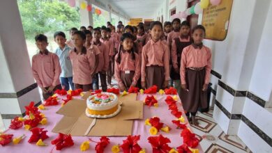 अंबेडकरनगर के उच्च प्राथमिक विद्यालय चौहान की बस्ती में शिक्षक दिवस कार्यक्रम में शामिल शिक्षक और विद्यार्थी