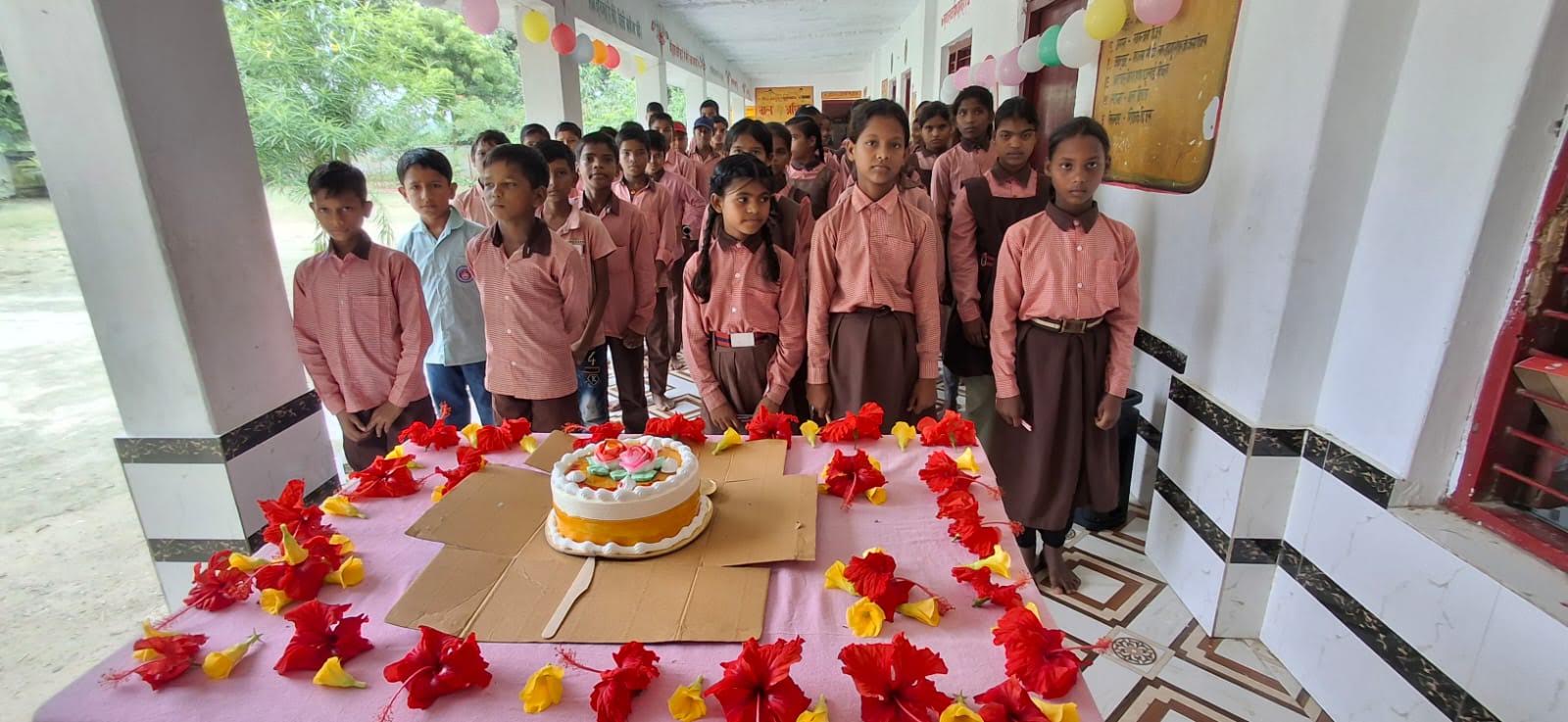 अंबेडकरनगर के उच्च प्राथमिक विद्यालय चौहान की बस्ती में शिक्षक दिवस कार्यक्रम में शामिल शिक्षक और विद्यार्थी