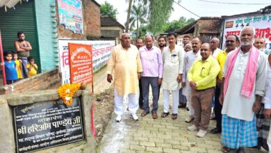 अंबेडकरनगर में यात्री प्रतीक्षालय और नवनिर्मित सड़क के लोकार्पण का कार्यक्रम।