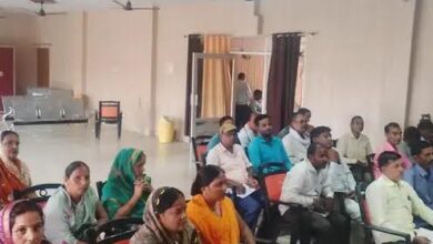अम्बेडकरनगर के बांदीपुर में रोजगार सेवकों के साथ बैठक करते बीडीओ और एपीओ