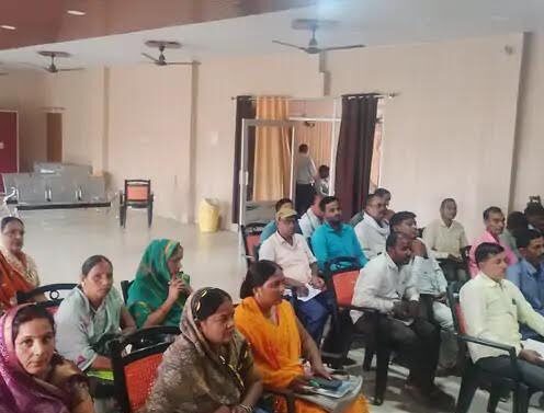 अम्बेडकरनगर के बांदीपुर में रोजगार सेवकों के साथ बैठक करते बीडीओ और एपीओ