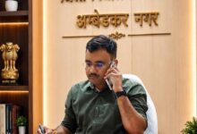 माध्यमिक विद्यालयों में युवा संसद प्रतियोगिता के दौरान सांसद और मंत्री की भूमिका निभाते विद्यार्थी