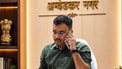 माध्यमिक विद्यालयों में युवा संसद प्रतियोगिता के दौरान सांसद और मंत्री की भूमिका निभाते विद्यार्थी