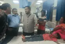 आंध्र प्रदेश के गोल्लागुप्पा गांव में दवा लेने के बाद बीमार लोगों के इलाज के लिए लगाया गया मेडिकल कैंप