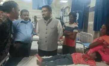 आंध्र प्रदेश के गोल्लागुप्पा गांव में दवा लेने के बाद बीमार लोगों के इलाज के लिए लगाया गया मेडिकल कैंप