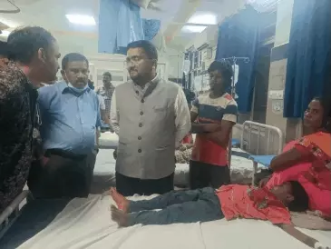 आंध्र प्रदेश के गोल्लागुप्पा गांव में दवा लेने के बाद बीमार लोगों के इलाज के लिए लगाया गया मेडिकल कैंप