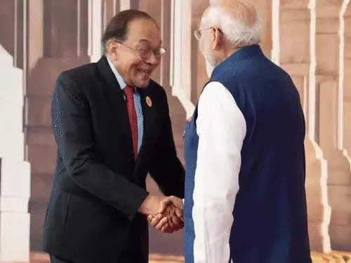 अनवर इब्राहिम और नरेंद्र मोदी की तस्वीरों के साथ बॉलीवुड गानों वाली सोशल मीडिया पोस्ट