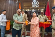 पुलिस लाइन सभागार में हरेंद्र कुमार को स्मृति चिह्न देकर विदाई देतीं एसपी प्राची सिंह।