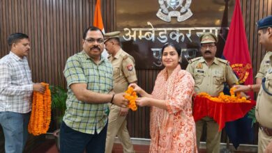 पुलिस लाइन सभागार में हरेंद्र कुमार को स्मृति चिह्न देकर विदाई देतीं एसपी प्राची सिंह।