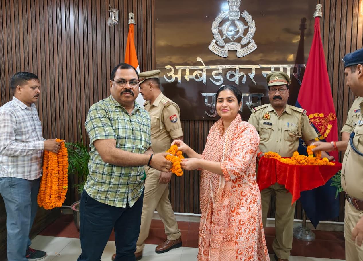 पुलिस लाइन सभागार में हरेंद्र कुमार को स्मृति चिह्न देकर विदाई देतीं एसपी प्राची सिंह।