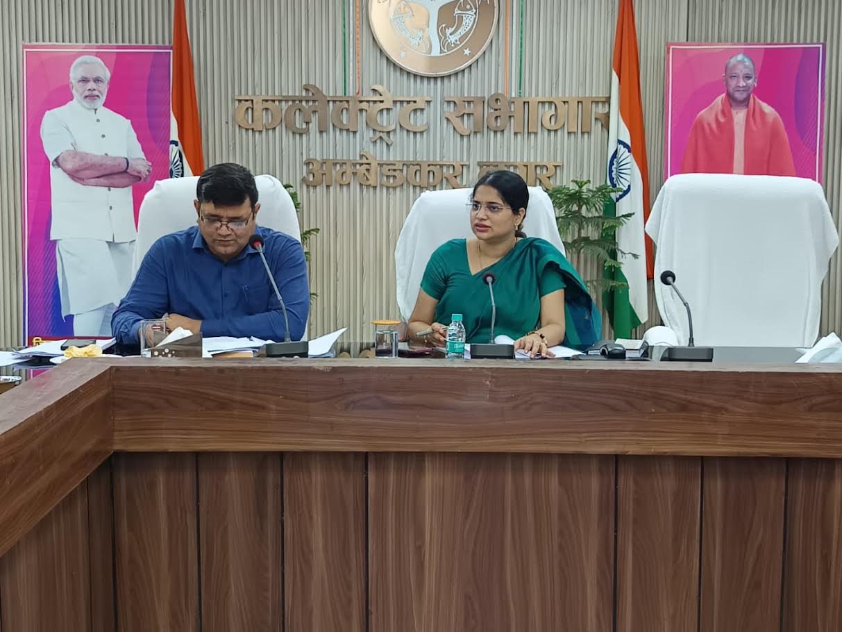 अंबेडकरनगर कलेक्ट्रेट में आयुर्वेद दिवस की तैयारियों को लेकर हुई बैठक।